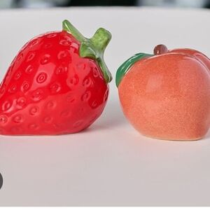 Cracker Barrel Red Strawberry and Orange Peach Salt Shaker Set